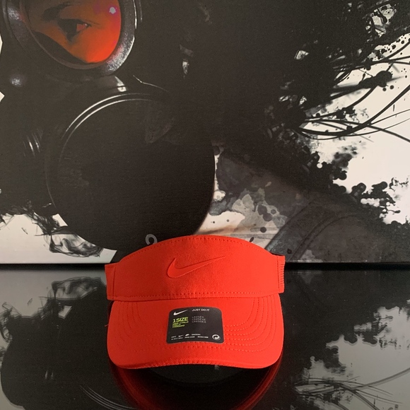 NIKE AEROBILL DRI FIT TRAINING VISOR - Picture 2 of 6